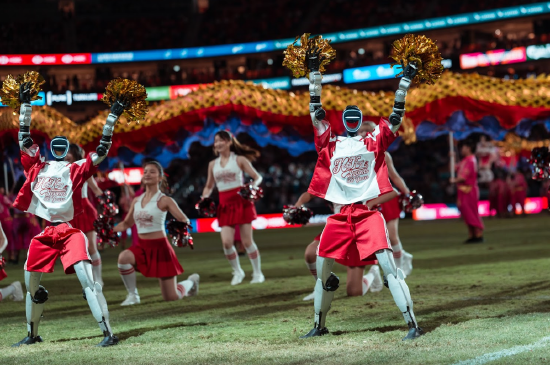 由中国内地“宇树科技”生产的机械人于七榄开幕礼上担任特别表演嘉宾。