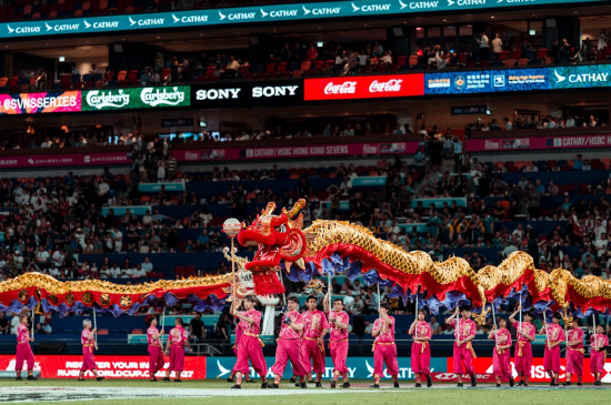 舞龙表演为活动增添传统色彩，而主场馆内舞动的激光投影营造热闹气氛。