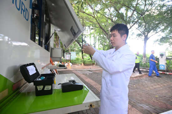 广州水投自来水公司应急救援人员投入高强度勘查制水作业