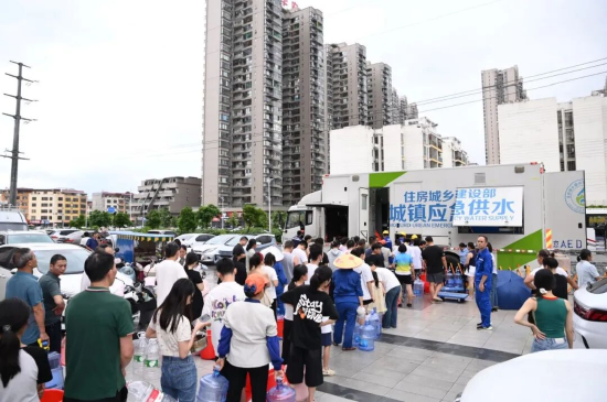 贵港、横州居民提桶前来取用应急饮用水