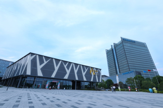 (图:苏宁总部外景)