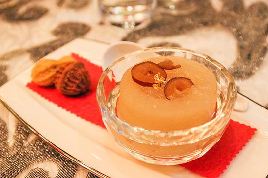 长白山雪蛤炖秋子梨 资料 图