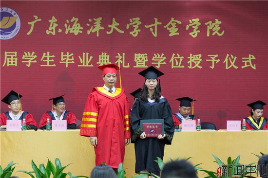 谭树明书记给同学颁发学士学位证及毕业证书 薛启贤摄