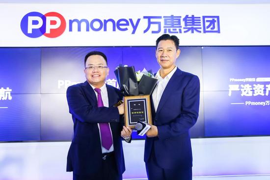 ppmoney万惠集团董事长陈宝国为张丰毅颁发"首席体验官"证书