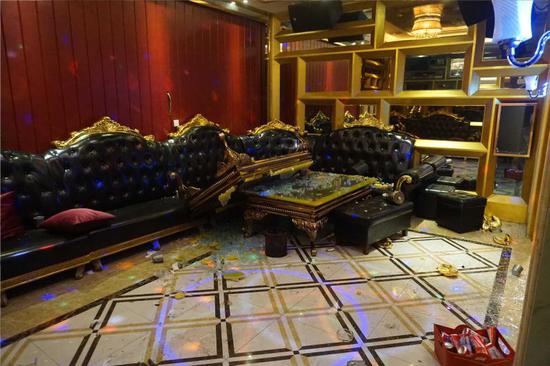 身份不明团伙,砸了 ktv 包房    间