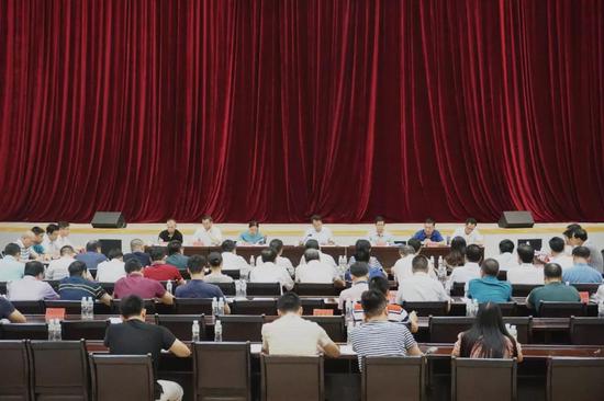 会上,县委常委,政法委书记郑臣强传达市有关会议精神,并对饶平县迎检