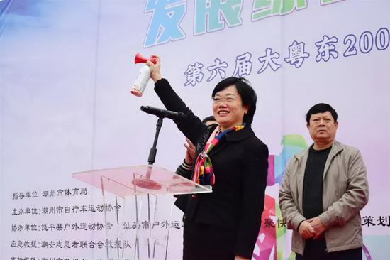 潮州市人民政府副市长余鸿纯同志按响喇叭(图:潮州市骑行节组委会提供