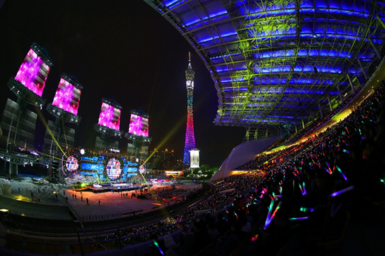 超级跨年再创城市记忆 逾万人海心沙共迎新年