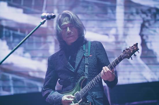 "摇滚教父"广州开唱 特别纪念版黑胶唱片赠乐迷