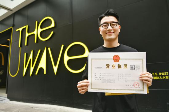 香港市民成功远程办理首张南海区营业执照(南方日报戴嘉信 摄)
