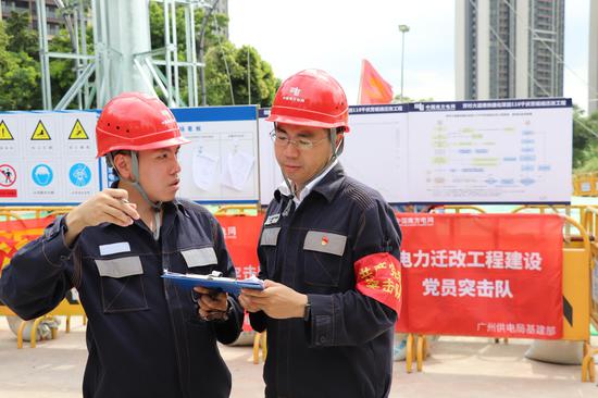 项目经理邓丽文根据不同工序记录施工进度