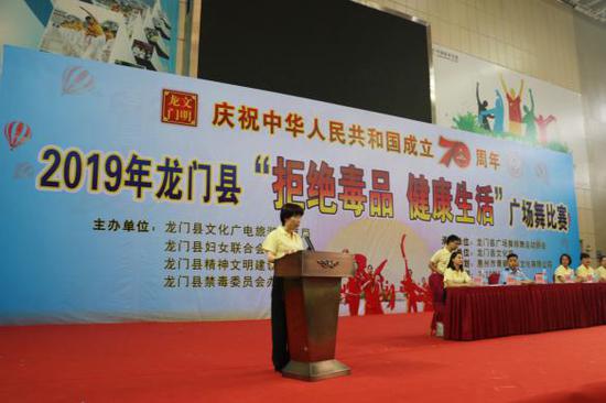 比赛现场,充满活力的歌声响起,360名参赛人员一起跳禁毒集体舞拉开