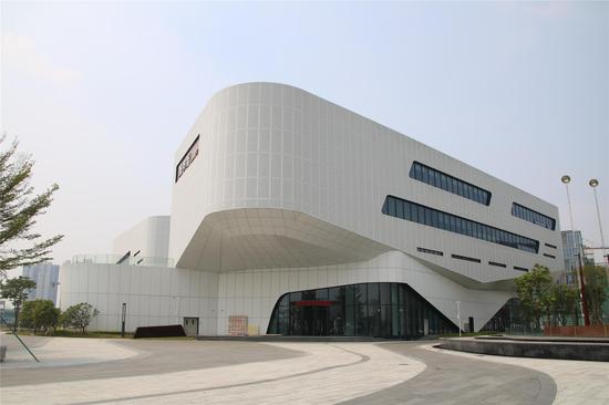 市民提前走进智能化金湾图书馆感受知识海洋的魅力