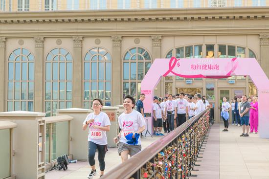 在位于澳门巴黎人且以原建筑物二分之一比例建造的巴黎铁塔上举办粉红