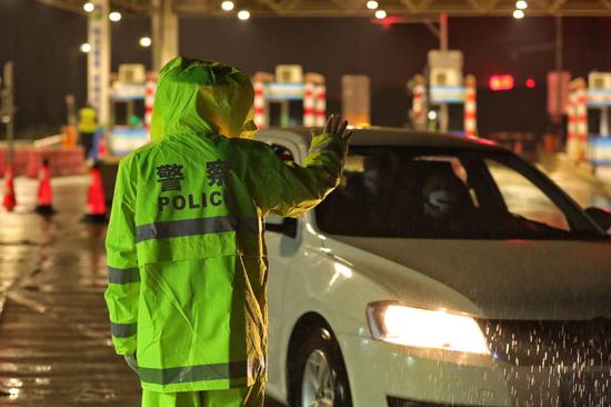 1月23日,在市,区两级分别召开防控疫情工作会议后,顺德公安第一时间