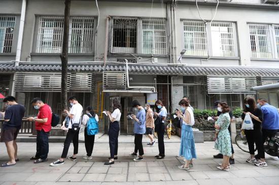 市民有序排队检测核酸.广州越秀发布供图