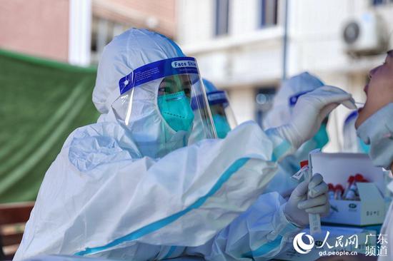 护士们为市民做核酸检测.人民网 马晓楠摄