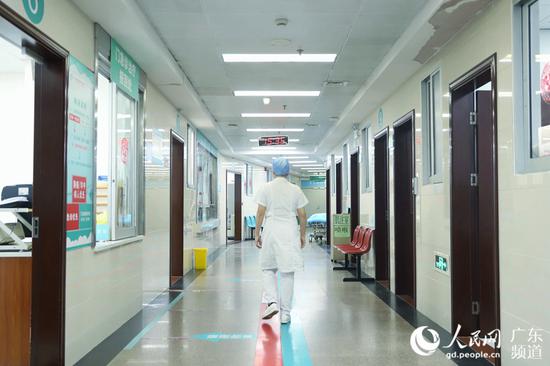 李佩真流汗湿透白大褂的背影照.人民网 马晓楠摄