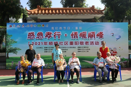 会长谢慧仪,副会长周力生和麦赛箫向钻石婚夫妇致送千足金摆件