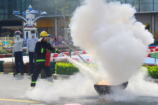 消防员进行手持灭火器灭火