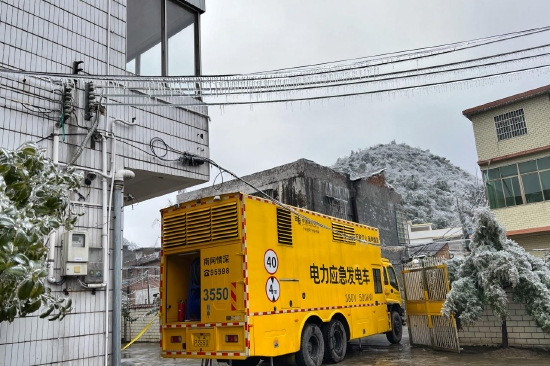 图4:南方电网广东广州供电局应急发电车驰援韶关,采用发电车进行保