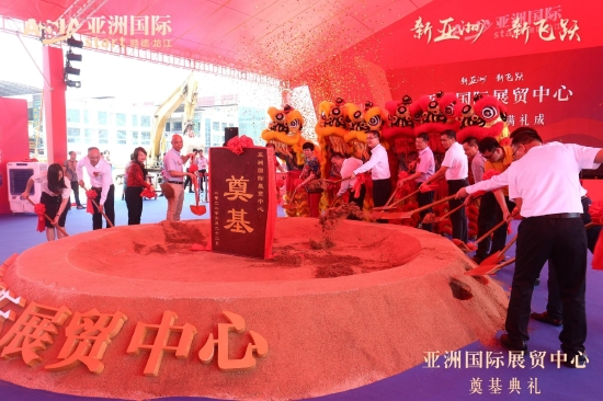 领导嘉宾一同培土