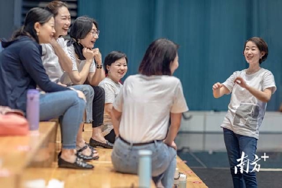 十六分音符女声合唱团成员们一起练习、共同进步(殷福 摄)