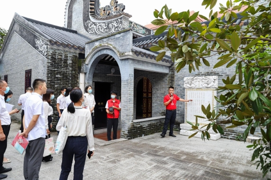 在苏溪社区工作人员的带领下参观
