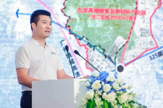 龙江镇党委副书记、镇长伍成亮致辞