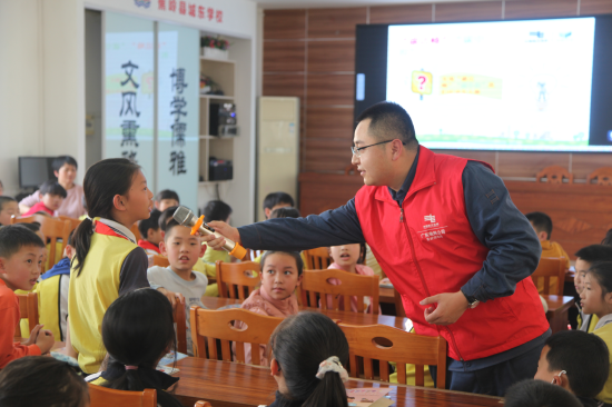 　　南方电网广东梅州蕉岭供电局“红岭情”志愿者为城东学校的学生传播安全用电和节约用电知识（肖思 摄）