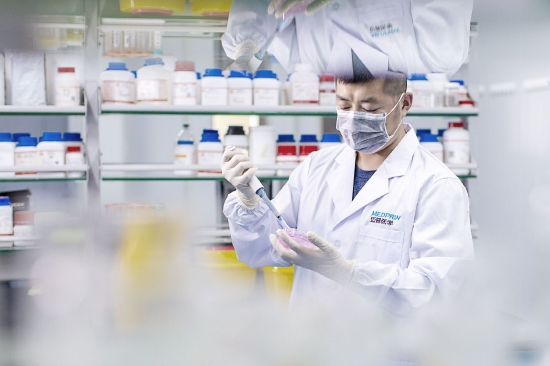 迈普医学研发人员正在进行研发实验。