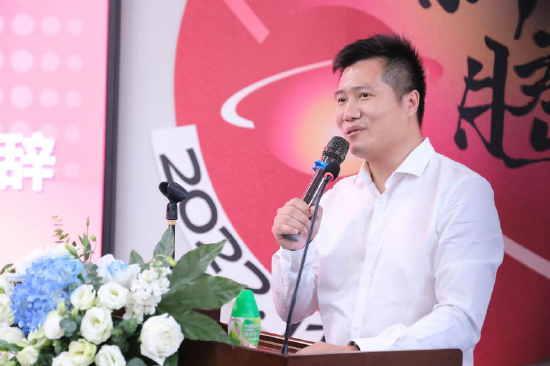 龙江镇党委副书记、镇长伍成亮