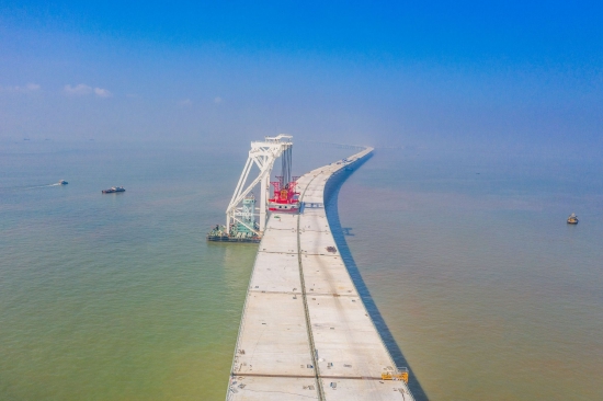 深中通道海上非通航孔桥最后一片混凝土箱梁完成架设