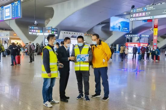 图：广州移动在广州火车南站进行网络保障