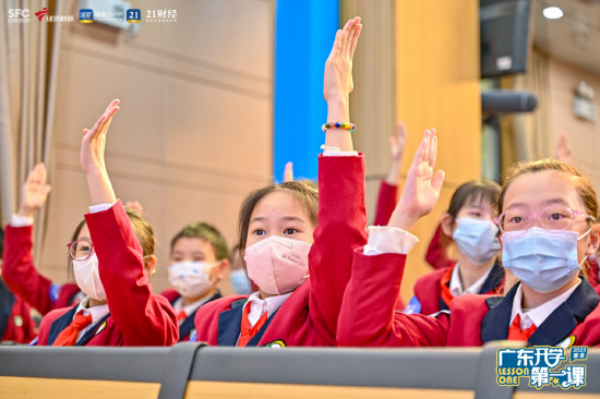 东风东路学校会场学生踊跃答题
