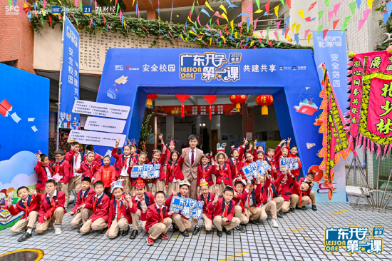 东风东路小学现场学生