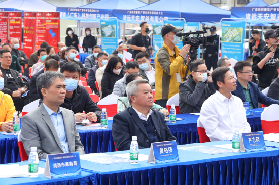 2023年2月17日,广州市海珠区人民政府凤阳街道办事处协办,清远市委常委、副市长、广州对口帮扶清远指挥部总指挥严志明(中间),清远市政协党组成员、副主席黄裕团(左边),广州市海珠区副区长庄承汶(右边)出席大会