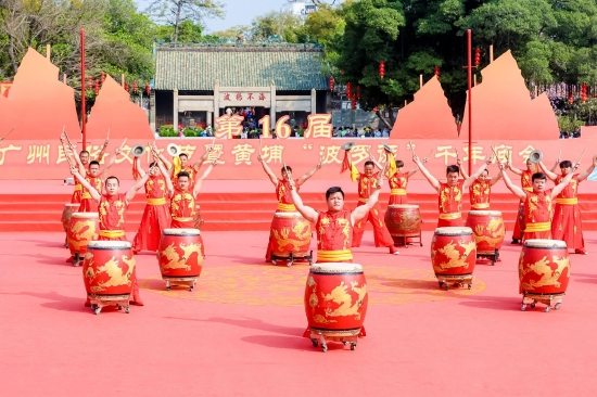 民俗表演《鼓舞盛世》。(穗东街供图)