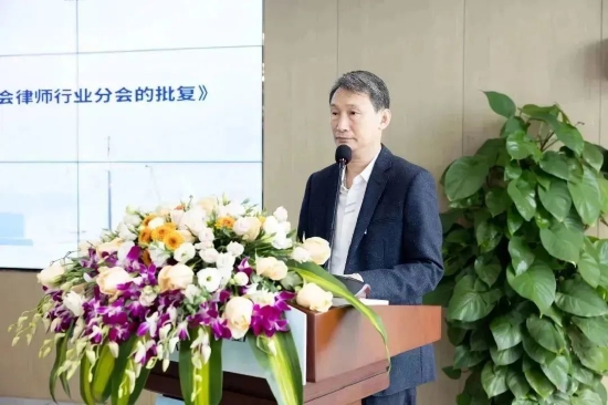▲市委统战部二级调研员林小彰宣读市委统战部《关于同意成立惠州市新阶联律师行业分会的批复》