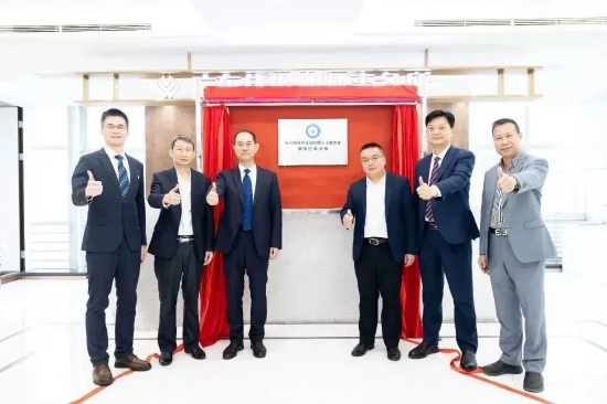 ▲市委统战部领导、市律师行业党委领导、市新阶联领导共同为律师行业分会揭牌