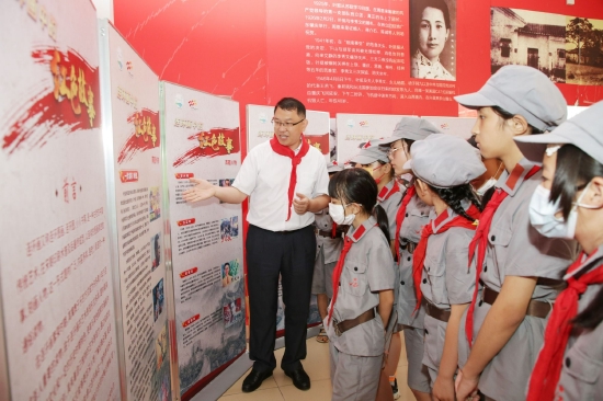  2022年5月白瑞强到叶挺红军小学开展连环画中的红色故事展览宣讲活动