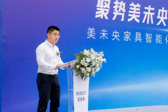 龙江镇党委委员、副镇长刘颢然致辞