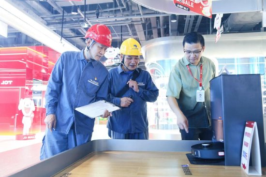 南方电网广东东莞城区局工作人员走进大湾区首家京东mall,全力保障潮购科技新地标购物高峰期的安全稳定用电。(余日辉 摄)