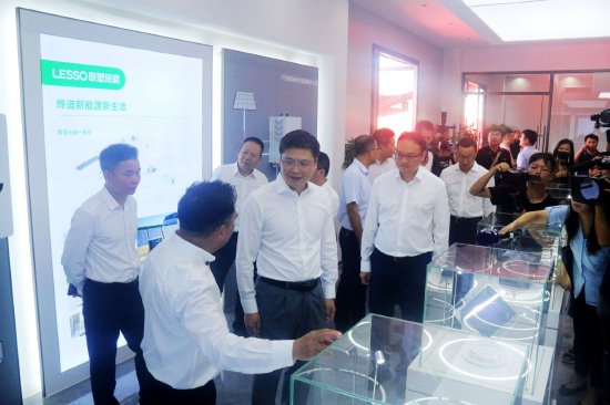 佛山市委副书记、顺德区委书记刘智勇参观展厅