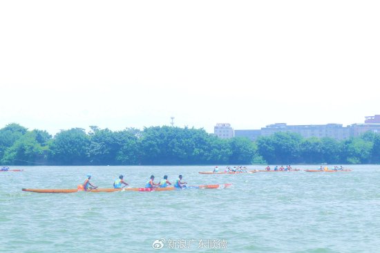 参赛队伍奋力前进