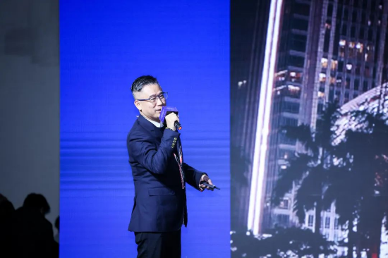 ▲广州市工艺美术设计大师丘海辉