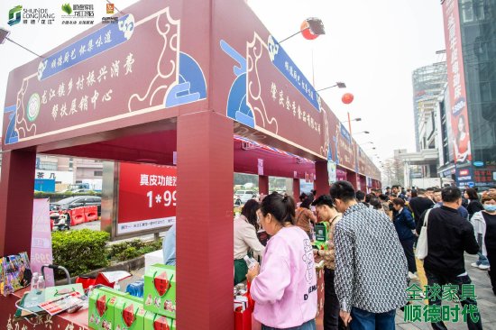 乡村振兴美食文化交流活动吸引了众多参展人员驻足观看