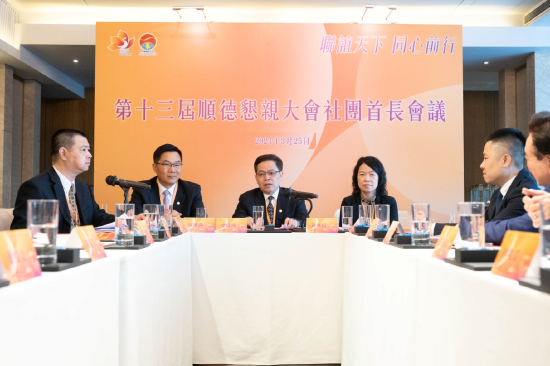 图为顺德区委常委、统战部部长梁伟沛（左三）在会上致辞。