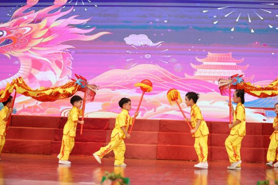 中二班表演舞龙《忆·年年》