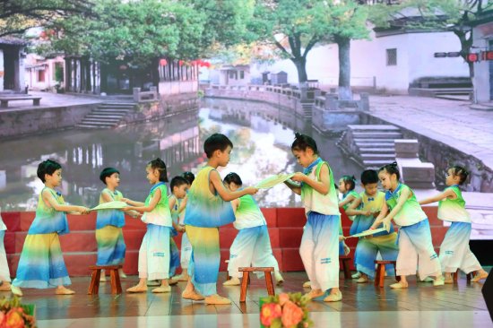 双语大二班表演舞蹈《岭南印象》